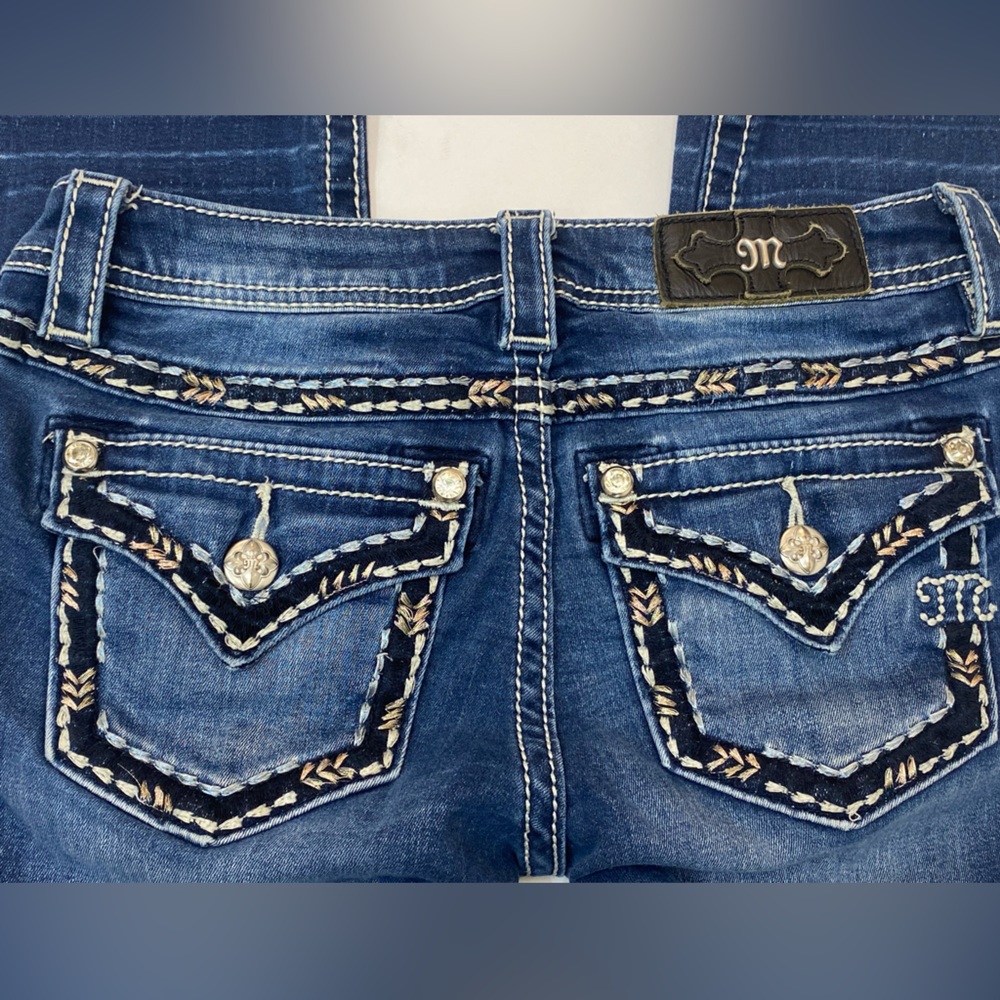 Miss Me Capri Denim pants Women’s size 26 Blue Low Rise Embellished Flap pocket